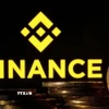Đồng tiền điện tử Bitcoin và biểu tượng Binance. (Ảnh: Reuters/TTXVN)