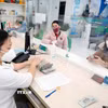 Khách hàng giao dịch tại Ngân hàng TMCP Việt Nam Thịnh Vượng (VPBank). (Ảnh: Trần Việt/TTXVN)