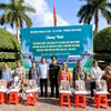 Ban tổ chức trao quà của chương trình "Gian hàng 0 đồng" cho đồng bào Khmer có hoàn cảnh khó khăn nhân dịp Tết cổ truyền Chôl Chnăm Thmây. (Ảnh: Trung Kiên/TTXVN)