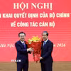 Đồng chí Nguyễn Thanh Nghị, Ủy viên Bộ Chính trị, Bí thư Trung ương Đảng, Trưởng Ban Chính sách, chiến lược Trung ương trao Quyết định của Bộ Chính trị cho đồng chí Nguyễn Kim Sơn. (Ảnh: Phương Hoa/TTXVN)