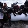 Người di cư được giải cứu ngoài khơi đảo Lesbos, Hy Lạp. (Ảnh: THX/TTXVN)