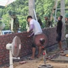 Lực lượng thuộc Bộ Chỉ huy quân sự tỉnh Phú Thọ chung sức giúp đồng bào xoá nhà tạm, nhà dột nát tại xã Xuân Đài. (Ảnh: Đào An/TTXVN)