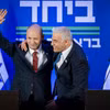 Lãnh đạo phe đối lập Yair Lapid (phải) và cựu thủ tướng Naftali Bennett phát biểu trong cuộc họp báo công bố liên danh chung mang tên “Cùng nhau” trước thềm cuộc bầu cử sắp tới tại Herzliya, miền Trung Israel, ngày 26/4. (Nguồn: Flash90)