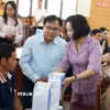 Phó Chủ tịch Quốc hội Nguyễn Thị Thanh tặng quà đại diện gia đình chính sách, người có công với cách mạng. (Ảnh: Tuấn Anh/TTXVN)