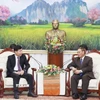 Thường trực Ban Bí thư Lào Vilay Lakhamphong (bên phải) tiếp Thứ trưởng Bộ Ngoại giao Nguyễn Mạnh Cường. (Ảnh: TTXVN phát)