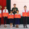 Thượng tá Nguyễn Quốc Việt, Chính ủy Bộ đội Biên phòng tỉnh Ninh Bình, tặng quà cho các gia đình gia đình có hoàn cảnh khó khăn và "Con nuôi Đồn Biên phòng". (Ảnh: Đức Phương/TTXVN)