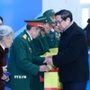 Thủ tướng Phạm Minh Chính tặng quà Tết cho các gia đình chính sách, người có công với các mạng huyện Ngọc Lặc, tỉnh Thanh Hoá. (Ảnh: Dương Giang/TTXVN)