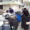 Công nhân vệ sinh môi trường phân loại rác thải nhựa tại thủ đô Mexico City, Mexico. (Ảnh: Phi Hùng/TTXVN)