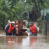 Di dời tài sản của người dân đến nơi an toàn. (Ảnh: TTTXVN phát)