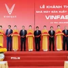 Phó Thủ tướng Nguyễn Chí Dũng cùng các đại biểu cắt băng khánh thành Nhà máy sản xuất ôtô điện VinFast tại Hà Tĩnh. (Ảnh: Công Tường-TTXVN)
