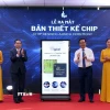 Chủ tịch UBND Thành phố Hồ Chí Minh và Chủ tịch CT Group thực hiện nghi thức ra mắt bản thiết kế chip. (Ảnh: Tiến Lực/TTXVN)