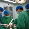 Êkíp các bác sỹ thực hiện ca phẫu thuật. (Ảnh: TTXVN phát)