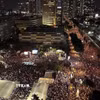 Đám đông khổng lồ người biểu tình tại trung tâm Tel Aviv. (Ảnh TTXVN phát)