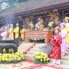 Các nữ quan thực hiện lễ dâng hương, hoa tưởng nhớ, tri ân công đức Tổ Mẫu Âu Cơ. (Ảnh: Nguyễn Thảo/TTXVN)