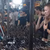 Khách quốc tế yêu thích việc mua sắm quà lưu niệm tại chợ đêm phố cổ Hà Nội. (Ảnh: Tuyết Mai/TTXVN)