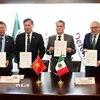 Thứ trưởng Đỗ Xuân Tuyên, Đại sứ VIệt Nam tại Mexico Nguyễn Văn Hải cùng lãnh đạo Bộ Y tế Mexico tại lễ ký kết Biên bản ghi nhớ (MoU) về hợp tác giữa Bộ y tế 2 nước. (Ảnh: Bộ Y tế Mexico)