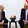 Tổng thống Nga Vladimir Putin (trái) và người đồng cấp Mỹ Donald Trump (phải) tại cuộc gặp ở Osaka, Nhật Bản ngày 28/6/2019. Ảnh: AFP/TTXVN)