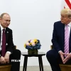 Tổng thống Nga Vladimir Putin (trái) và người đồng cấp Mỹ Donald Trump (phải) tại cuộc gặp ở Osaka, Nhật Bản ngày 28/6/2019. Ảnh: AFP/TTXVN)