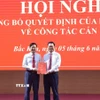 Ủy viên Trung ương Đảng, Bí thư Tỉnh ủy Bắc Kạn Hoàng Duy Chinh trao Quyết định của Ban Bí thư cho đồng chí Đinh Quang Tuyên. (Ảnh: Nguyễn Công Hải/TTXVN)