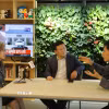 Ông Kwon Hyuk Min (giữa), ông Kwon Sung Taek (phải) trao đổi cùng Phóng viên TTXVN tại Hàn Quốc về quan hệ Việt-Hàn. (Ảnh: Trường Giang/TTXVN)
