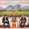 Thường trực Ban Bí thư Lào Vilay Lakhamphong (phải) tiếp Thứ trưởng Bộ ngoại giao Nguyễn Mạnh Cường. (Ảnh: Xuân Tú/TTXVN)