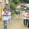 Học sinh Trường Phổ thông Dân tộc bán trú THCS Chiềng Sơ (xã Mường Luân) vui mừng khi được tặng sách giáo khoa mới. (Ảnh: TTXVN phát)
