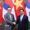 Phó Thủ tướng, Bộ trưởng Bộ Ngoại giao Bùi Thanh Sơn đón Bộ trưởng Ngoại giao Hàn Quốc Cho Tae Yul. (Ảnh: An Đăng/TTXVN)