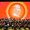 Chương I - Ánh dương soi đường, mở đầu bằng bản Overture – Ca ngợi Tổ quốc, không gian âm nhạc tràn ngập niềm tự hào và lòng tri ân đối với Đảng quang vinh, Bác Hồ vĩ đại. (Ảnh: Doãn Tấn/TTXVN)