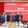 Lễ ký biên bản bàn giao danh sách tổ chức đảng, đảng viên giữa Đảng ủy Chính phủ và Đảng ủy các cơ quan Đảng Trung ương. (Ảnh: Phương Hoa/TTXVN)