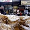 Bánh mỳ được bày bán tại cửa hàng ở Damascus, Syria. (Ảnh: AFP/TTXVN)