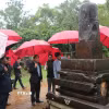 Các chuyên gia Việt Nam và Ấn Độ khảo sát tượng Mukhalinga ở nhóm E, quần thể Di sản Văn hóa Mỹ Sơn. (Ảnh: Đoàn Hữu Trung/ TTXVN)