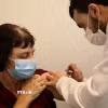 Nhân viên y tế tiêm vaccine phòng COVID-19 cho người dân tại Tel Aviv, Israel. (Ảnh: THX/TTXVN)