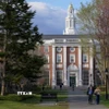 Bên trong khuôn viên Trường Đại học Harvard ở Cambridge, Massachusetts, Mỹ ngày 15/4/2025. (Ảnh: Reuters/TTXVN)