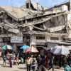 Người dân mua sắm tại một ngôi chợ ở thành phố Gaza trong bối cảnh đổ nát do xung đột. (Ảnh: THX/TTXVN)