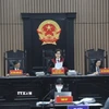Chủ tọa phiên tòa công bố quyết định đưa vụ án ra xét xử. (Ảnh: Kim Anh/TTXVN)