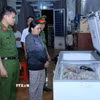Bị can Lê Thị Bích Phượng cùng tang vật. (Ảnh: Công an Đồng Nai/TTXVN phát)