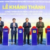 Các đại biểu thực hiện nghi lễ cắt băng khánh thành công trình đưa điện lưới quốc gia đến với bản Phảng Củ và bản Háng Chua, xã Sáng Nhè (Điện Biên). (Ảnh: Phan Quân/TTXVN)