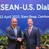 Quan chức cấp cao của Cục Đông Á và Thái Bình Dương Sean O'Neill (phải) và Quốc vụ khanh Bộ Ngoại giao và Hợp tác Quốc tế Campuchia Kung Phoak. (Ảnh: U.S. Mission to ASEAN)