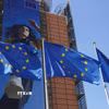Cờ EU bên ngoài trụ sở Ủy ban châu Âu ở Brussels, Bỉ. (Nguồn: THX/TTXVN)