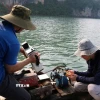 Nhóm nghiên cứu lấy mẫu nước biển tại Vịnh Hạ Long và Cửa Lục. (Ảnh: Diệu Thúy/TTXVN)