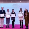 Ban tổ chức trao Giải A cho các tác giả. (Ảnh: Phương Lan/TTXVN)