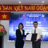 Phó Chủ tịch UBND Thành phố Hồ Chí Minh Trần Thị Diệu Thúy trao chứng nhận cho lãnh đạo Trung tâm INOMAR. (Ảnh: Tiến Lực/TTXVN)