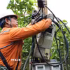 Công nhân Công ty Điện lực khắc phục sự cố điện do ảnh hưởng mưa lũ. (Ảnh: TTXVN phát)
