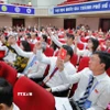 Các đại biểu biểu quyết thông qua dự thảo Nghị quyết Đại hội. (Ảnh minh họa. Thu Hoài/TTXVN)