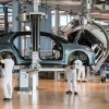 Công nhân làm việc trên dây chuyền sản xuất xe điện ID 3 của Tập đoàn sản xuất xe hơi Đức Volkswagen (VW) ở Dresden, miền Đông Đức. (Ảnh: AFP/TTXVN)