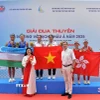 Ban tổ chức trao huy chương tại các nội dung thi đấu cho các đoàn. (Ảnh: TTXVN phát)