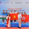 Ban tổ chức trao huy chương tại các nội dung thi đấu cho các đoàn. (Ảnh: TTXVN phát)