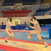 Các VĐV thi đấu ở nội dung kiếm ba cạnh Nam. (Ảnh: Thanh Vân/TTXVN)