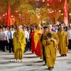 Các nhà sư và các vị đại biểu tiến vào nội tự đền Kiếp Bạc để thực hiện nghi lễ khai ấn đền Kiếp Bạc - Lễ hội mùa Thu Côn Sơn-Kiếp Bạc năm 2025. (Ảnh: Mạnh Tú/TTXVN)