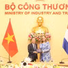 Thứ trưởng Nguyễn Hoàng Long và bà Aukje de Vries, Bộ trưởng Ngoại thương và Hợp tác Phát triển Vương quốc Hà Lan. (Ảnh; Bộ Công Thương)